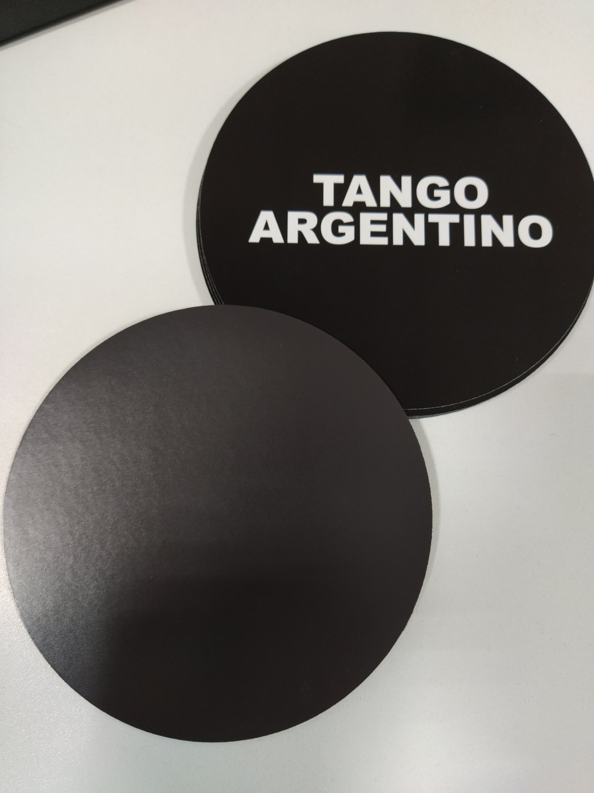 картинка Магнит-значок "ТANGO ARGENTINO" (black) от магазина Одежда+