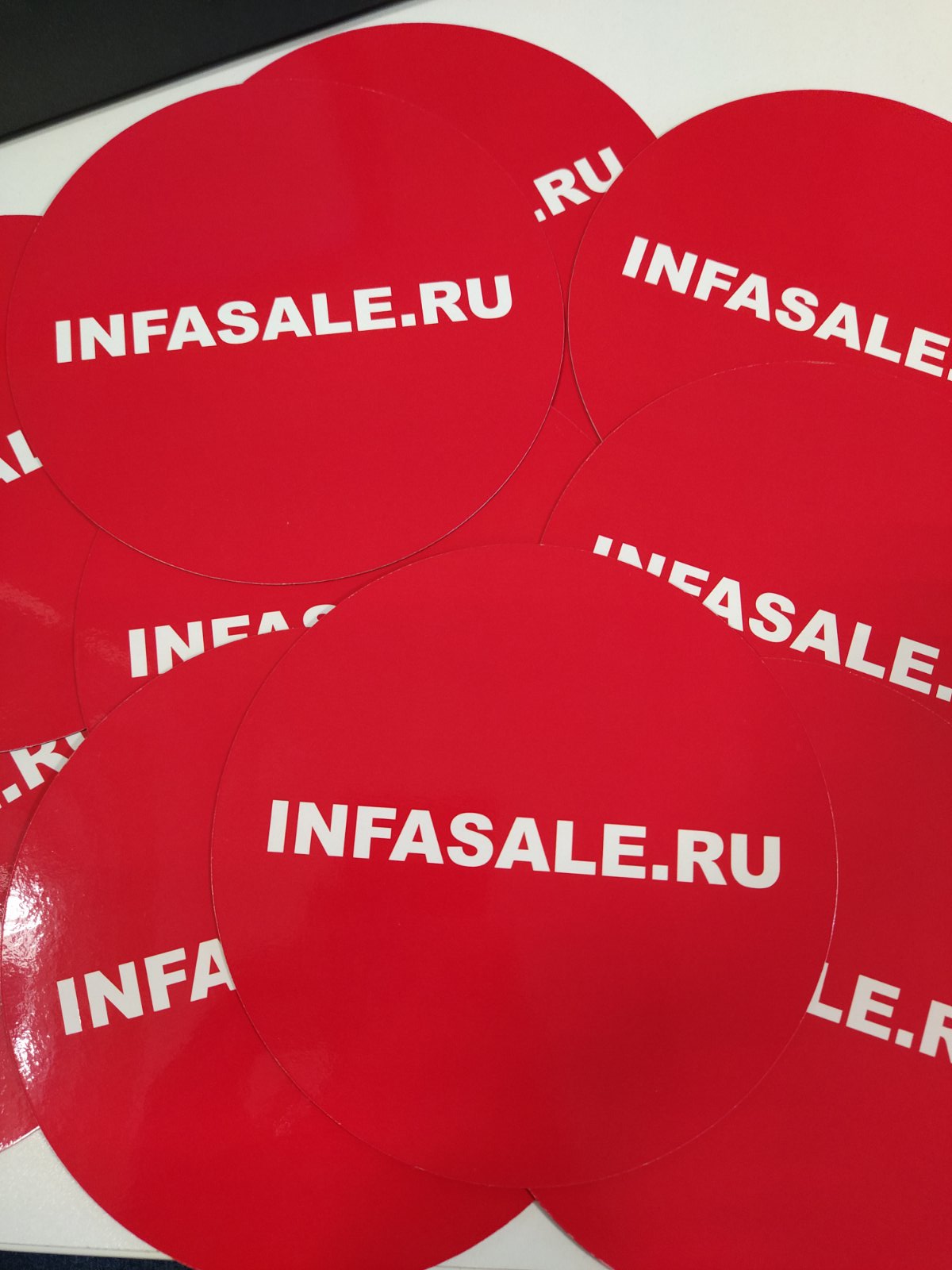 картинка Магнит-значок  "INFASALE.RU" (RED) от магазина Одежда+