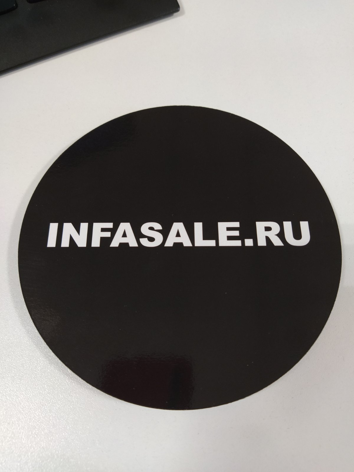картинка Магнит-значок  "INFASALE.RU" от магазина Одежда+