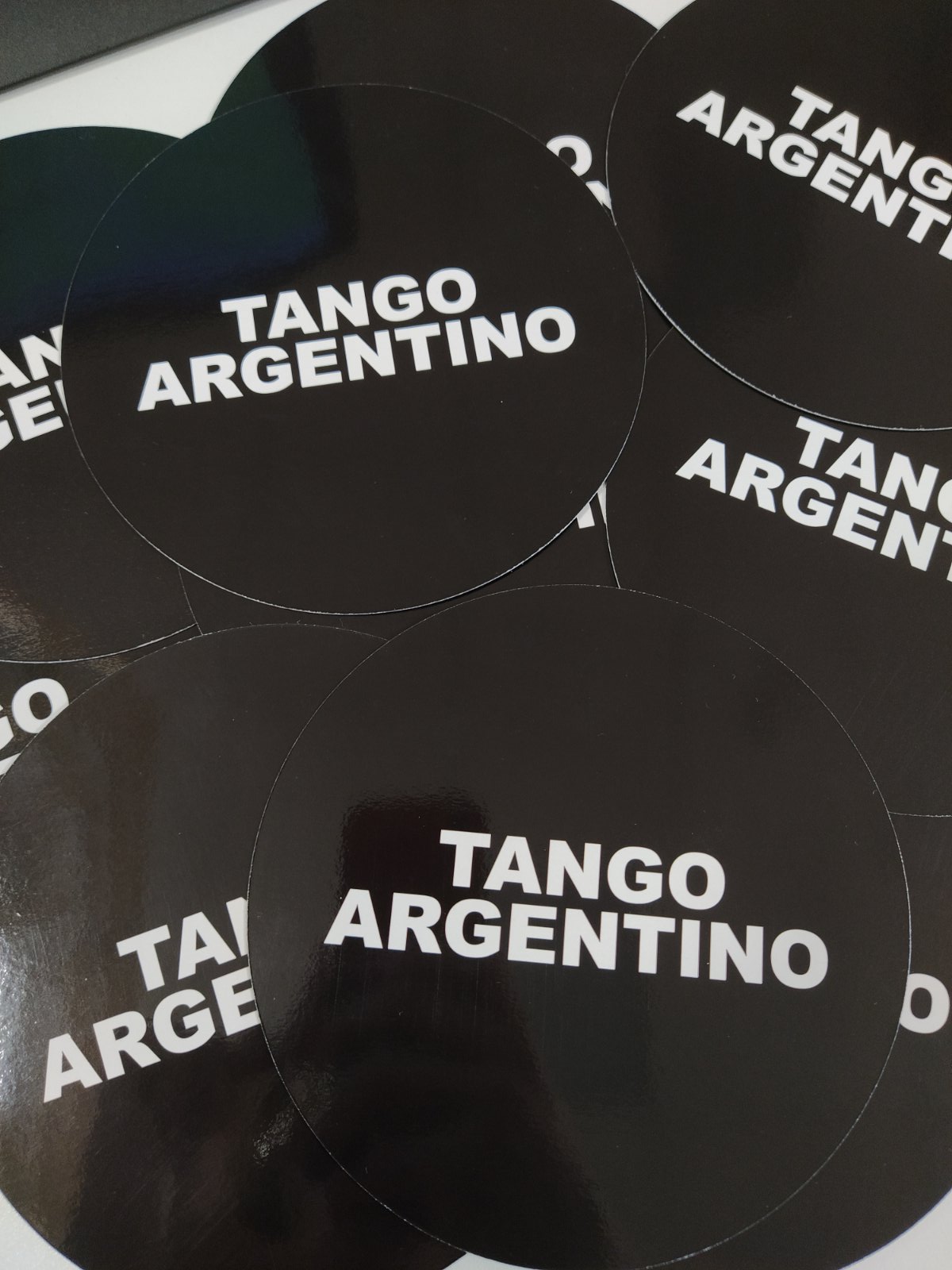 картинка Магнит-значок "ТANGO ARGENTINO" (black) от магазина Одежда+