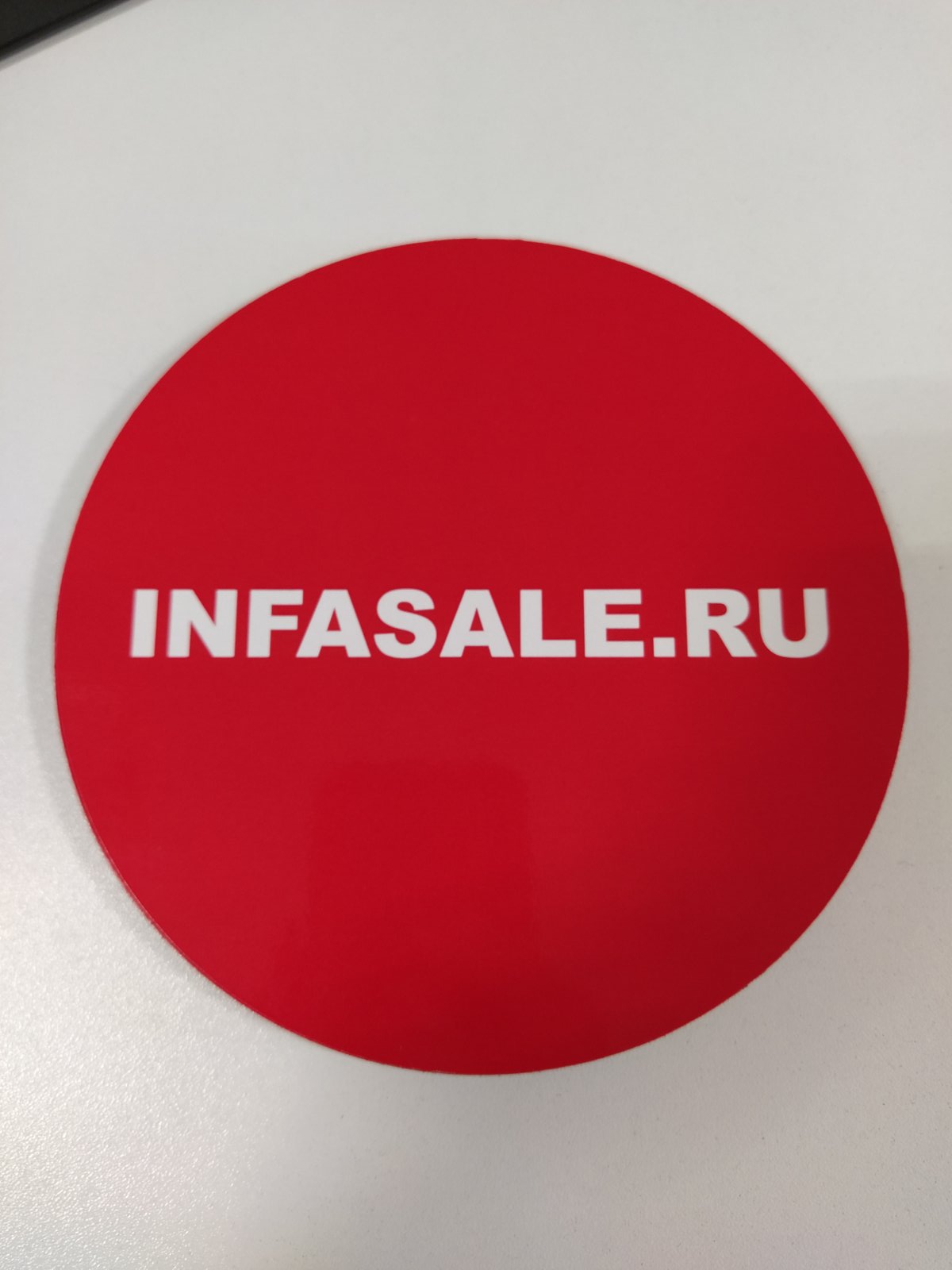 картинка Магнит-значок  "INFASALE.RU" (RED) от магазина Одежда+
