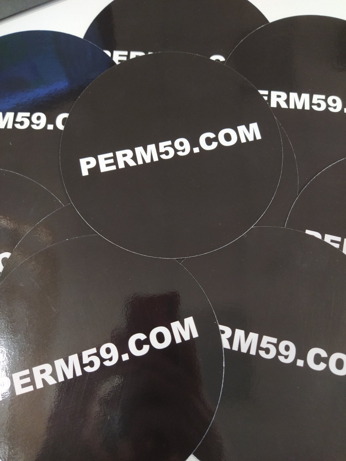 картинка Магнит-значок "PERM59.COM"(black) от магазина Одежда+