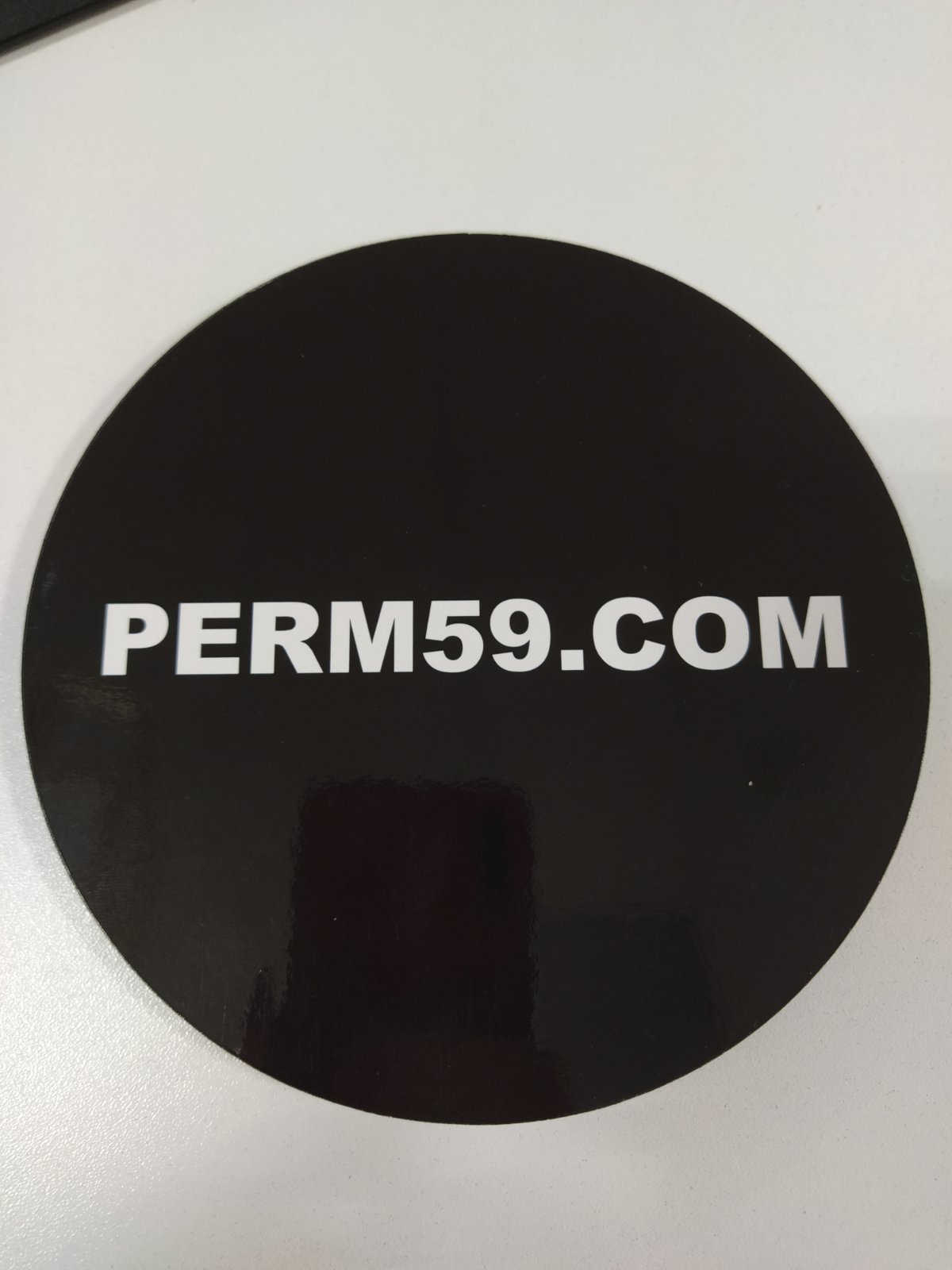 картинка Магнит-значок "PERM59.COM"(black) от магазина Одежда+